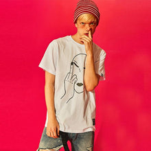 Sneak finger t-shirt