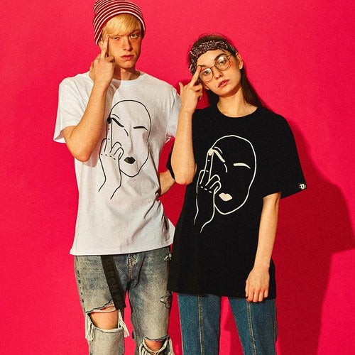 Sneak finger t-shirt