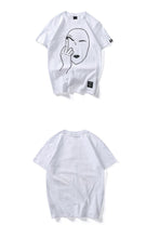 Sneak finger t-shirt