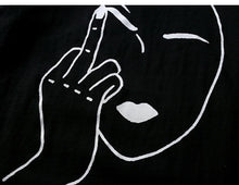 Sneak finger t-shirt