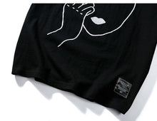 Sneak finger t-shirt