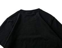 Sneak finger t-shirt